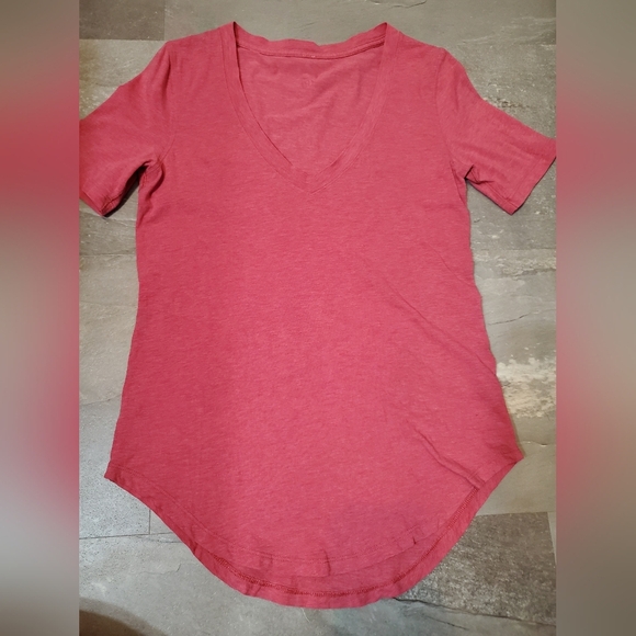 Lululemon Love V-Neck short sleeves shirt. T-shirt. Pink/red. Size 6. - Picture 1 of 8